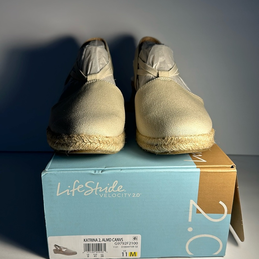 Life Stride Women’s Katrina 2 Almond Canvas Size 11M NWT